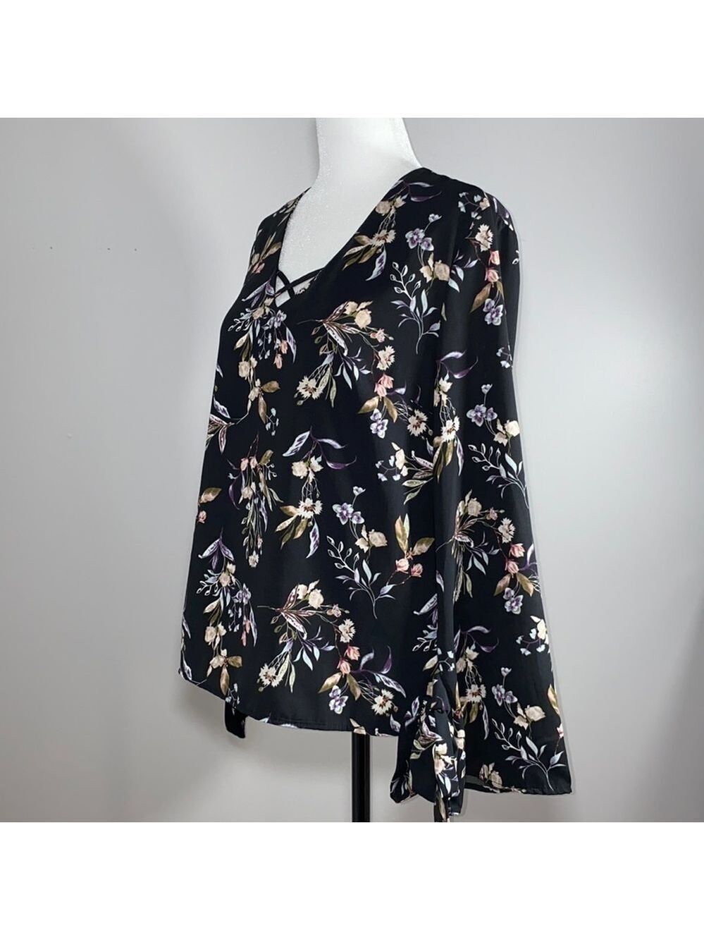 Dex Bell Sleeve Blouse V-Neck Black Floral - Picture 3 of 14